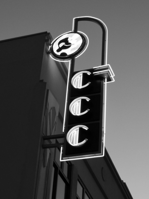 A-CENTRAL-AMERICA-NEON-BARRIO-ARANJUEZ.jpg